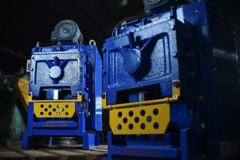 Pekerjaan Pembesian Cepat dan Mudah Dengan Bar Cutter dan Bar Bender