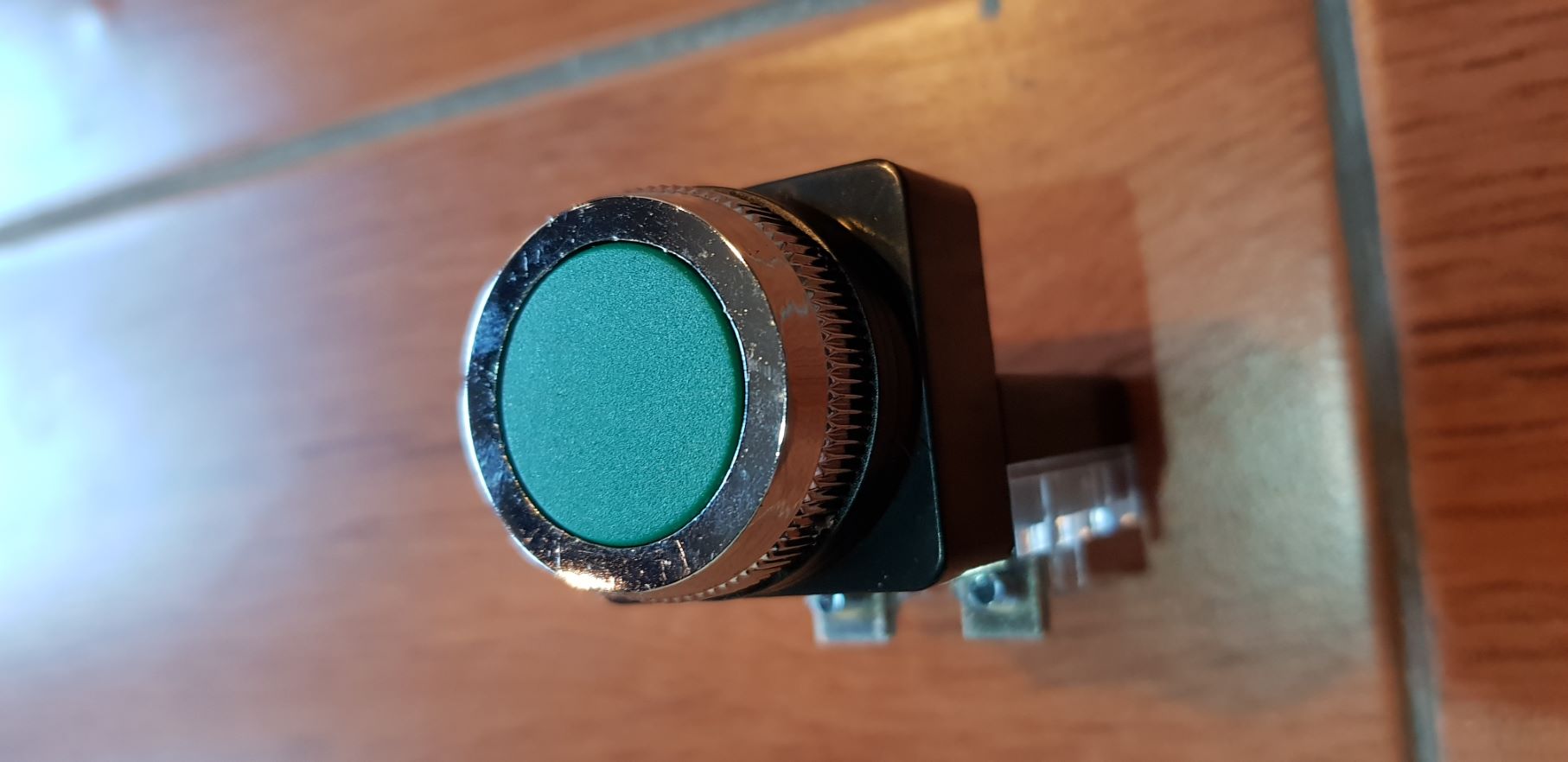 Push Button EWIG PB2511 25mm 4 Kaki Hijau - Jaya Prima Teknik